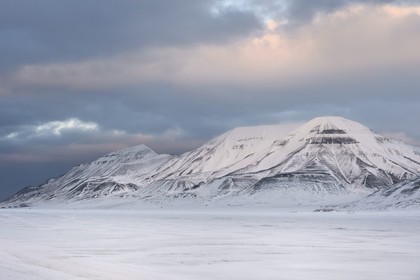 Norvège, Svalbard, Spitzberg, vallée de Adventdalen vers Longyearbyen