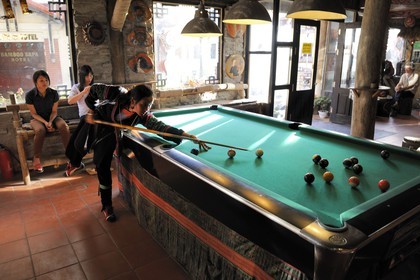 Vietnam, province de Lao Cai, ville de Sapa, jeunes filles de la minorité Hmong Noir jouant au billard