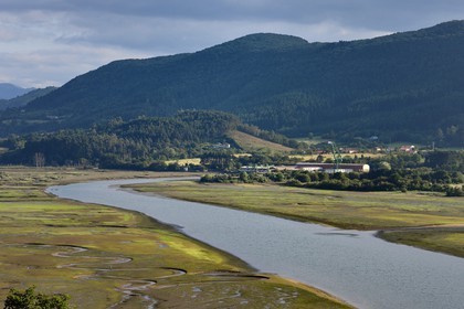 Spain, Basque Country, Biscay Province, Gernika-Lumo region, Urdaibai estuary Biosphere Reserve, estuary of the Oka River at low tide south of Mundaka