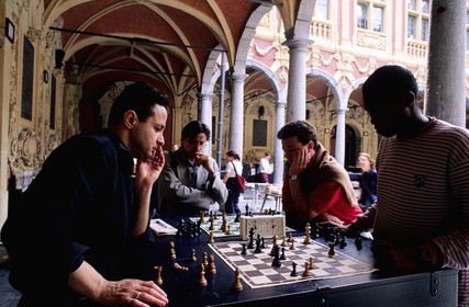 France, Nord (59), Lille, partie d'échecs dans l' ancienne cour intérieure de l' ancienne Bourse