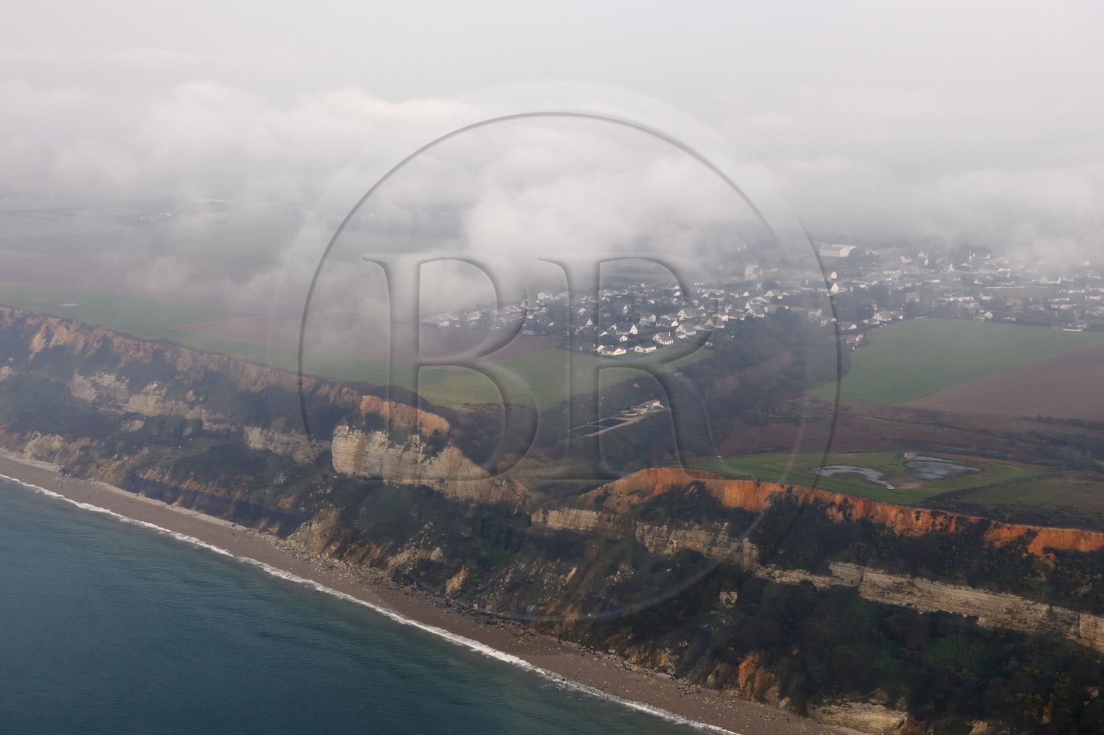 France, Seine-Maritime (76), Pays de Caux, Côte d'Albâtre, lotissements en haut des falaises au nord du Havre (vue aérienne)