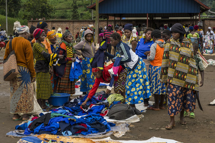 Rwanda, Province du Nord, District de Musanze (Ruhengeri), jour de marché à Muryabazira sur la Route Nationale 4 entre Kigali et Ruhengori, vente de vêtements