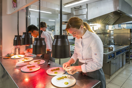 France, Finistère (29), Plougonvelin, restaurant Hostellerie de la Pointe Saint-Mathieu 1 étoile Michelin, la cheffe Nolwenn Corre