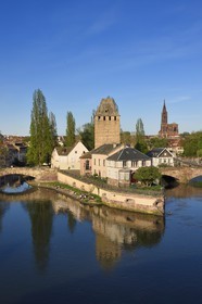France, Bas Rhin (67), Strasbourg, vieille ville classée au Patrimoine Mondial de l'UNESCO, quartier de la Petite France, les Ponts Couverts et la cathédrale Notre Dame en arrière plan