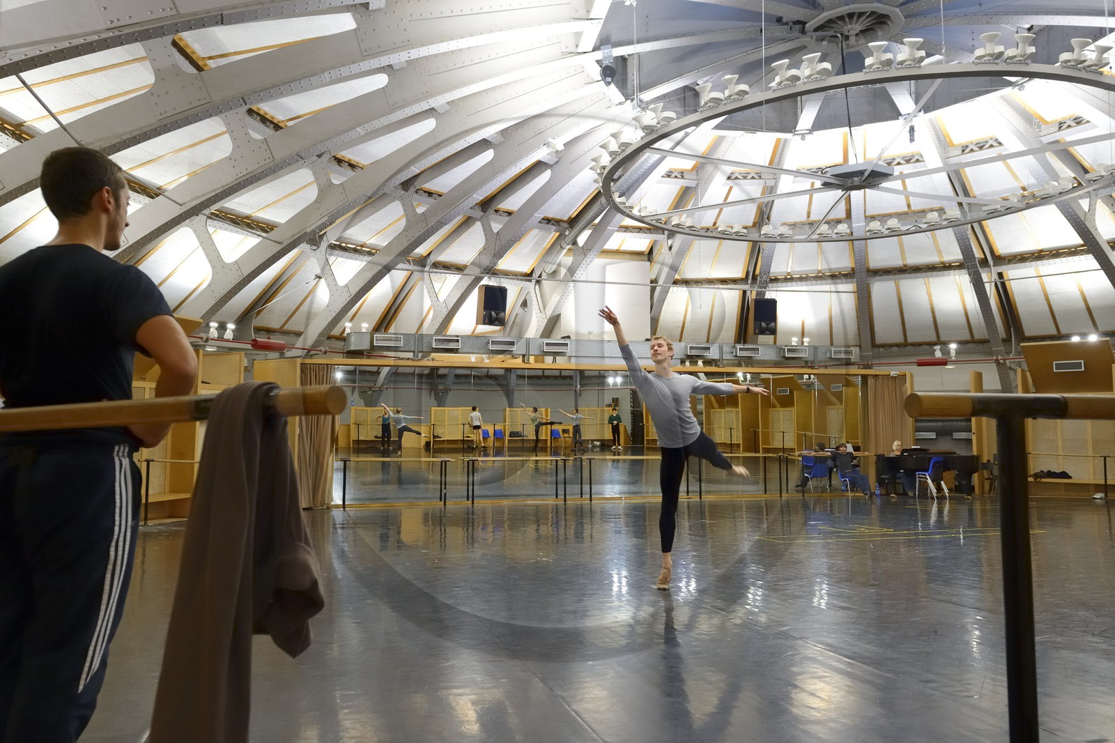 France, Paris (75), Opéra Garnier, une repetition sous la coupole de la grande rotonde, la plus grande salle de répétition Petipa est équipée d’un plateau à l’ita­lienne incliné