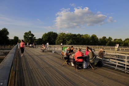 France, Paris (75), les rives de la Seine, pic-nic sur la passerelle Solferino
