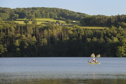 France, Nièvre (58), lac de Pannecière, pêche à la ligne en soirée