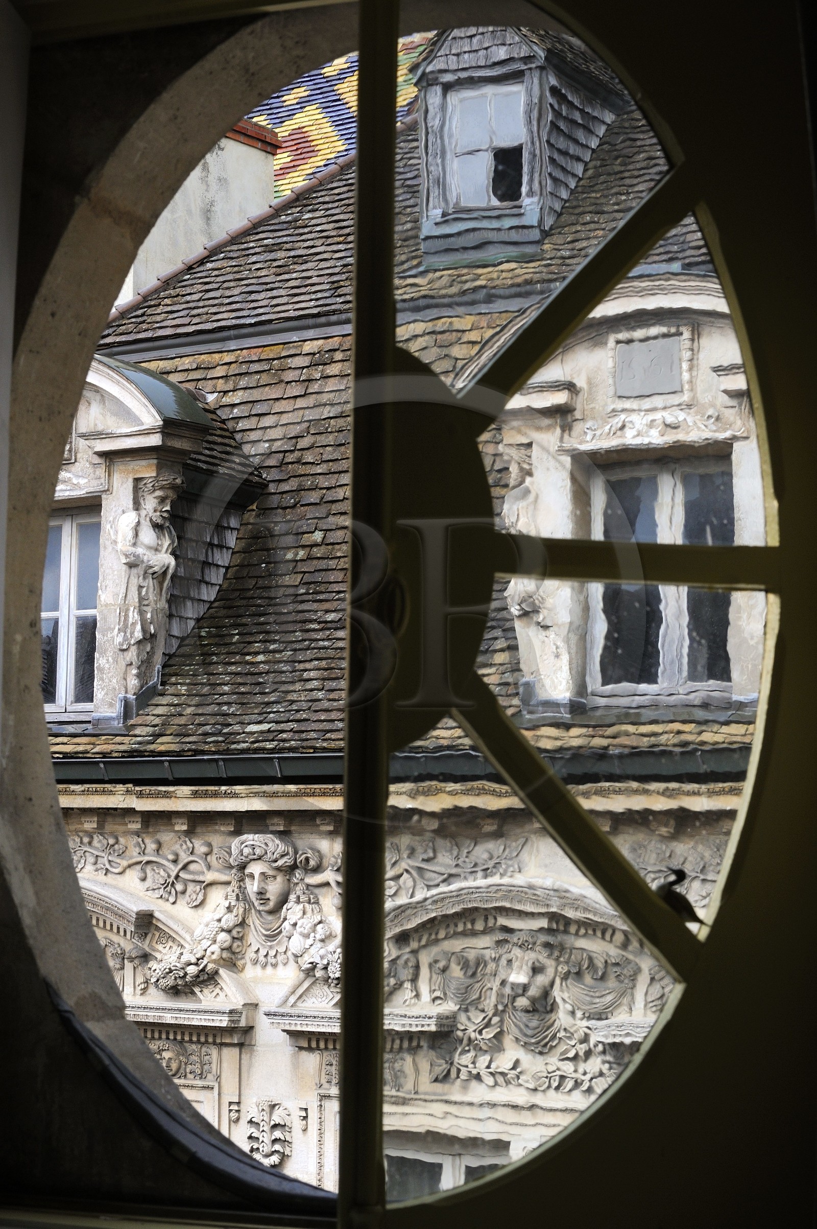 France, Côte d'Or (21), Dijon, Hôtel Aubriot rue des Forges à travers une fenêtre ovale