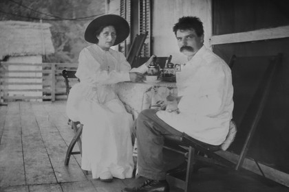 Gabon, Province du Moyen-Ogooué, Lambaréné, Hopital Albert Schweitzer, Albert et Hélène Schweitzer sous la véranda de la maison d'Andendé en 1914 (image d'archive)