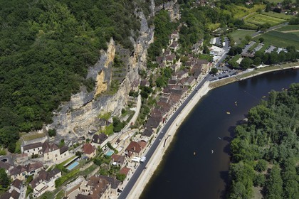 France, Dordogne (24), Périgord Noir, vallée de la Dordogne, La Roque-Gageac, labellisé Les Plus Beaux Villages de France, le village entre la falaise et la Dordogne (vue aérienne)