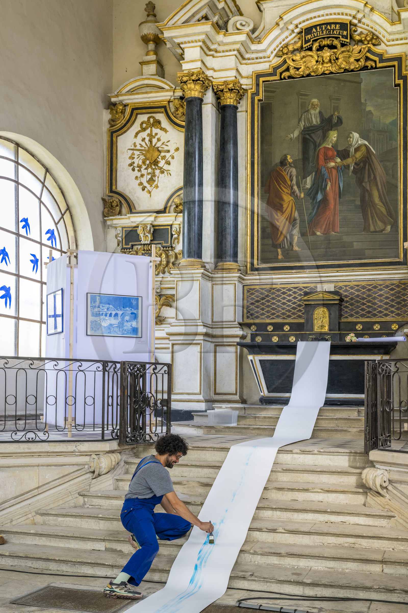 France, Nièvre (58), Nevers, la chapelle Sainte-Marie, ou chapelle de la Visitation de la Sainte Vierge, l'artiste Randy Bertil réalise une performance graphique La Loire Asséchée avec une lecture du comédien Axel Stein-Kurdzielewicz pour Nevers en Bleu