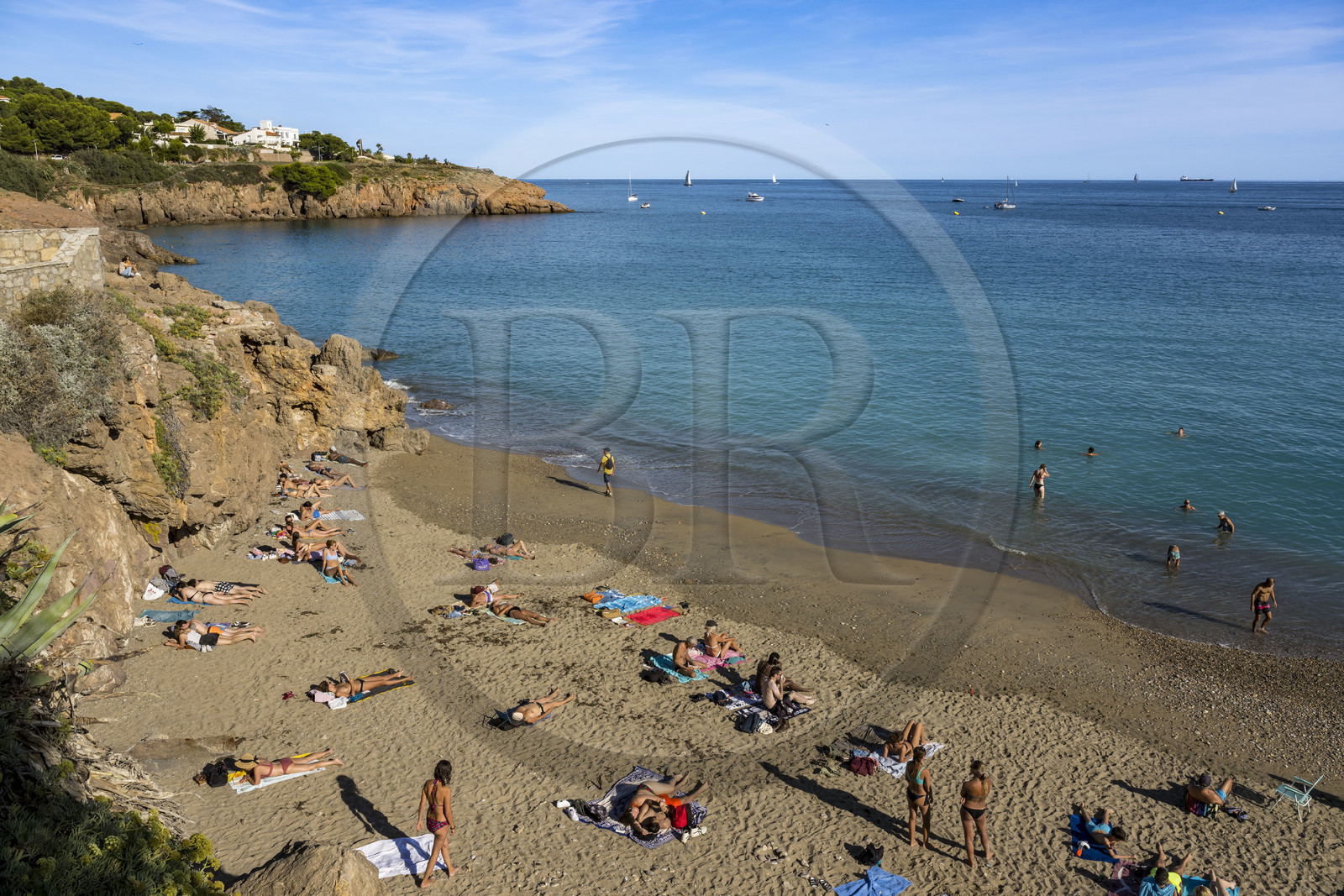 France, Hérault (34), Sète, crique de l'Anau - la Conque avec une plage de sable fin et d’eau turquoise située aux pieds des falaises de la ville