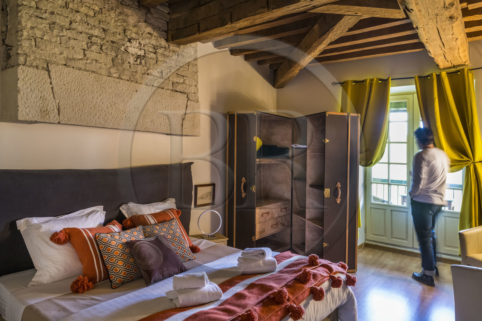 France, Yonne (89), Noyers-sur-Serein, labellisé Les Plus Beaux Villages de France, Côté-Serein, chambres d'hotes et gites