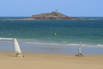 France, Cotes d'Armor, Grand Site de France Cap d'Erquy - Cap Frehel, Frehel, Sables-d’Or-les-Pins beach and the Saint-Michel chapel in the background