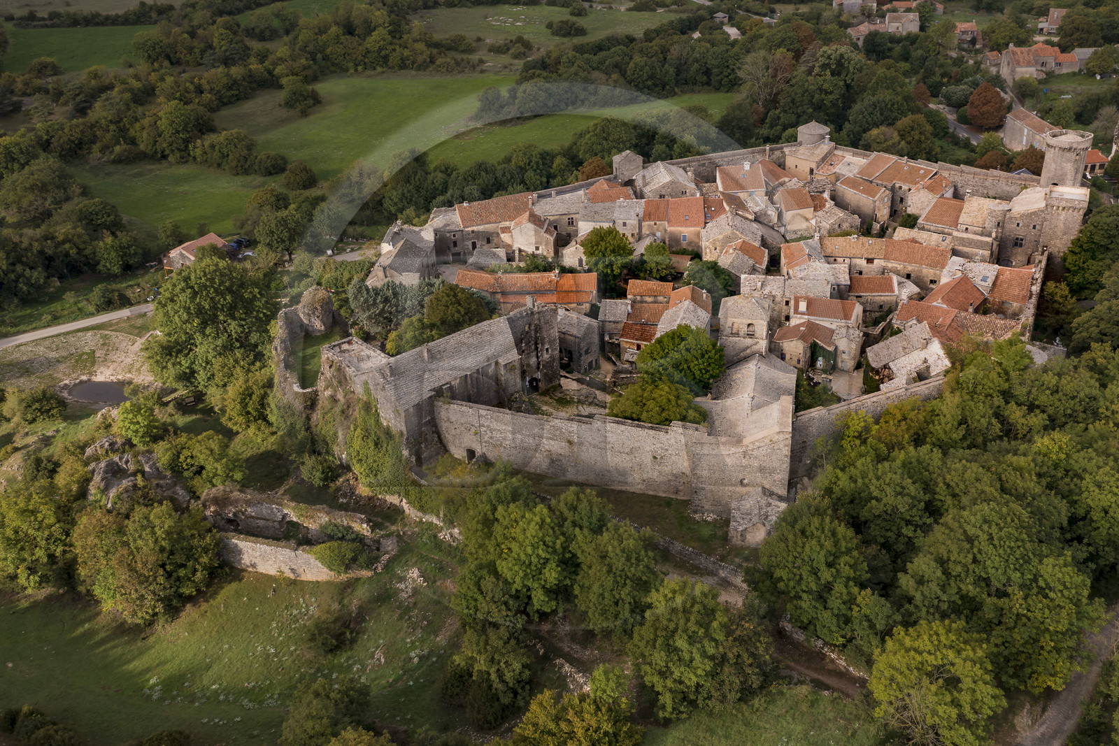 France, Aveyron (12), Causses et les Cévennes, paysage culturel de l'agro-pastoralisme méditerranéen, classés Patrimoine Mondial de l'UNESCO, La Couvertoirade, labellisé Les Plus Beaux Villages de France, village fortifié sur le plateau du Larzac (vue aérienne)