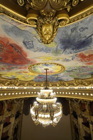 France, Paris (75), Opéra Garnier, la coupole du plafond décoré par Marc Chagall dans la grande salle et le grand lustre de 7 à 8 tonnes créé par Garnier