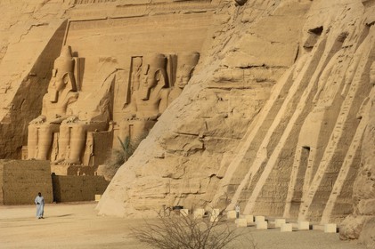 Egypte, Haute Egypte, Nubie, Abou Simbel, site classé Patrimoine Mondial de l'UNESCO, le temple de Ramsès II en arrière plan et le temple de Nefertari dédié à la déesse Hathor à droite