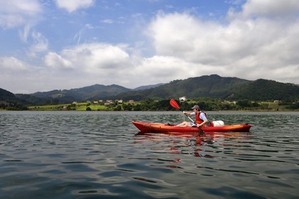 Spain, Basque Country, Biscay Province, Gernika-Lumo region, Urdaibai estuary Biosphere Reserve, kayaking on the estuary of the Oka River
