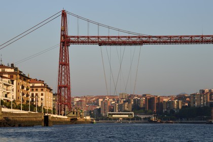 Espagne, Pays basque espagnol, Biscaye, Bilbao, pont de Biscaye (Puente de Vizcaya ou Puente Colgante) sur le fleuve Nervion, reliant les deux villes de Portugalete et Getxo, toujours en service, ce pont transbordeur construit de 1888 à 1893 est le premier construit et aussi le plus grand du monde, classé Patrimoine Mondial de l'UNESCO