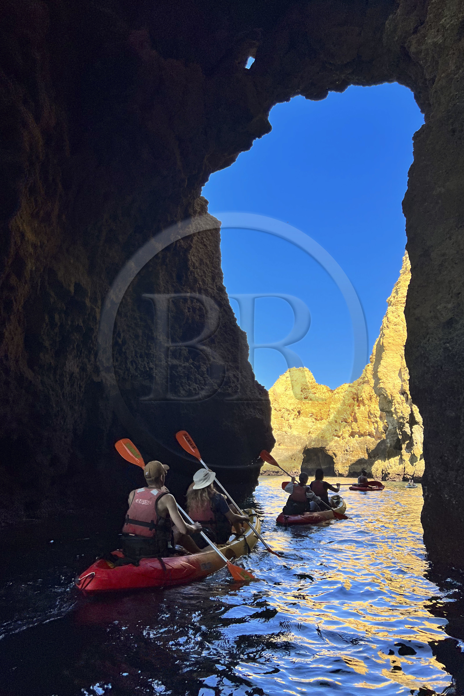 Portugal, Algarve, Lagos, randonnée en kayak au pied des falaises escarpées de la Ponta da Piedade