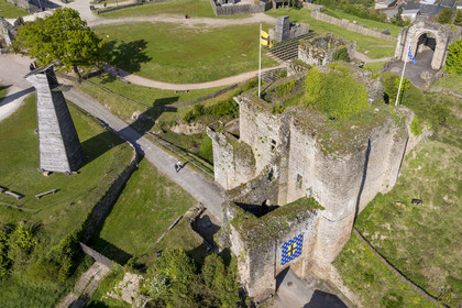 France, Vendée (85), Tiffauges, le chateau de Tiffauges,  ancien chateau fort en ruines où résida Gilles de Rais et spécialisé dans les machines de guerre médiévales (vue aérienne)