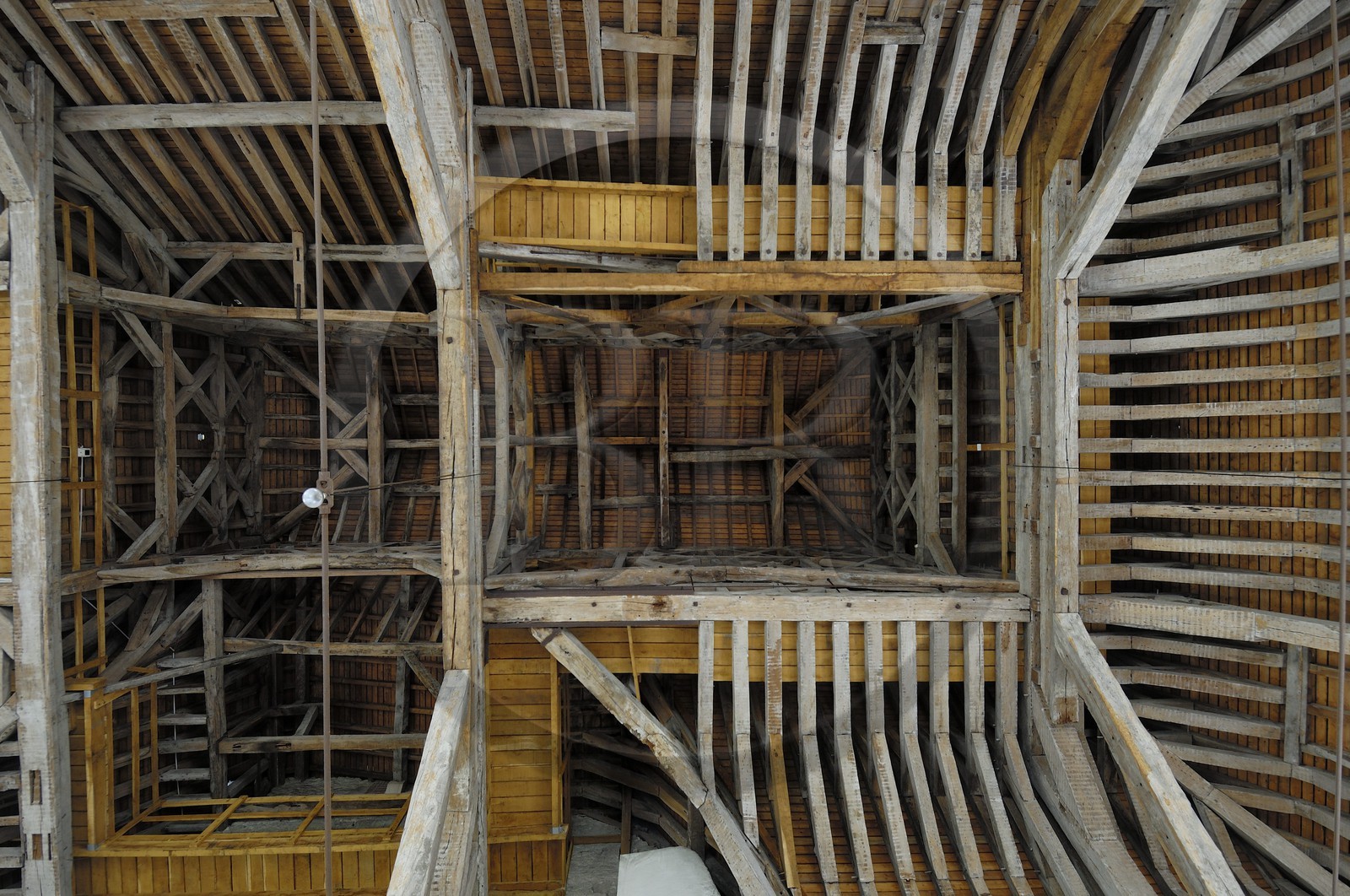 France, Loir-et-Cher (41), vallée de la Loire classée au Patrimoine Mondial de l'UNESCO, château de Blois, charpente d'un toit à double pente des combles de l'aile Gaston d'Orléans