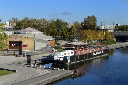 France, Paris (75), le canal de l'Ourcq dans le parc de la Villette, le Cabaret Sauvage et la Peniche cinema