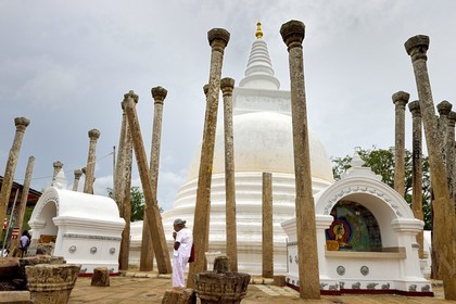 Sri Lanka, province du Centre-Nord, site d'Anuradhapura classé Patrimoine Mondial de l'UNESCO, capitale du Sri Lanka au IIIe siècle avant JC, le lieu sacré de vénération bouddhiste Dagoba de Thuparama