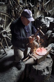 Azerbaïdjan, région de Ismailli, Lahij (Lahic), l'artisan Kableyi, huitième génération de forgeron spécialisé dans le cuivre