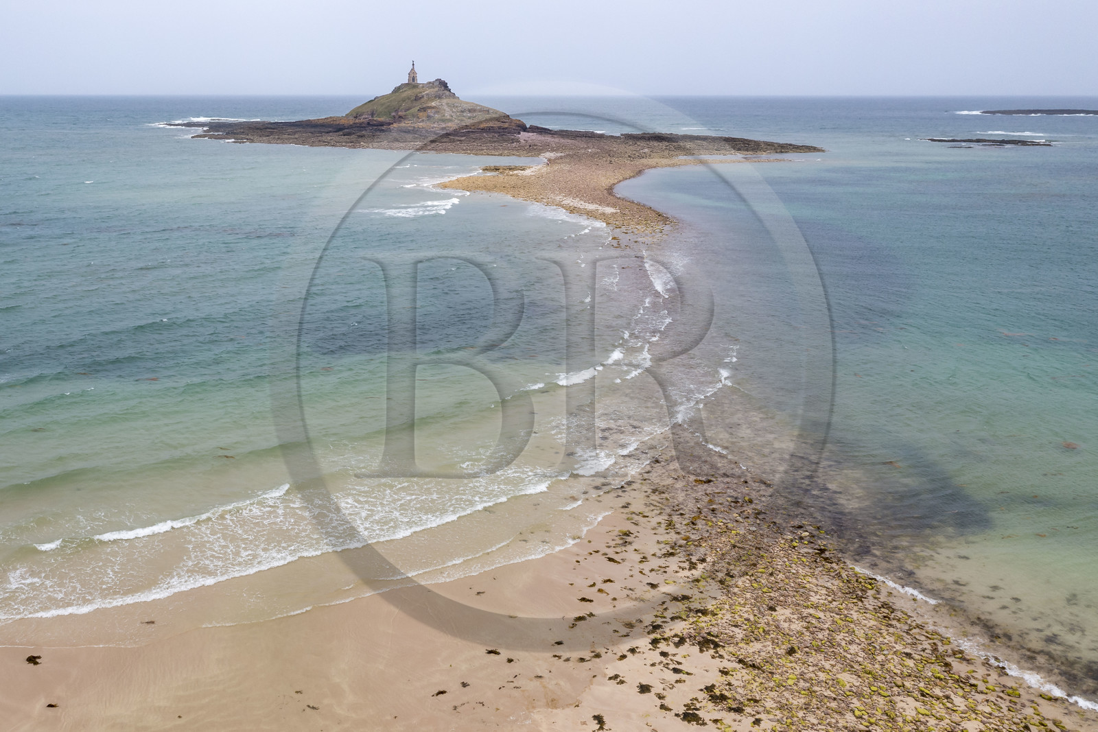 France, Côtes d'Armor (22), Grand Site de France Cap d'Erquy – Cap Fréhel, Erquy, l'Ilot Saint-Michel surmonté de la chapelle Saint-Michel accessible à pied à marée basse par un tombolo (vue aérienne)