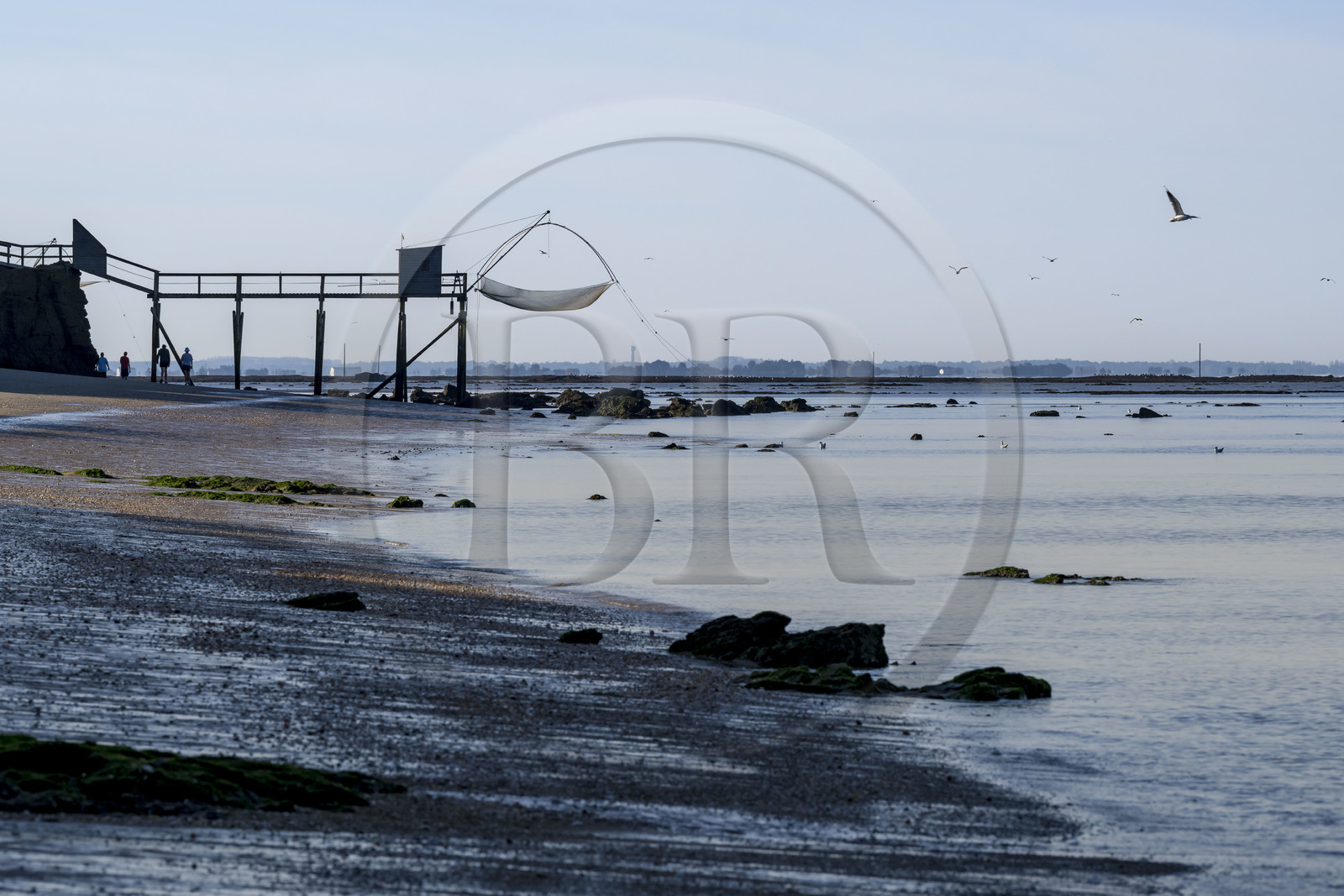 France, Loire-Atlantique (44), Baie de Bourgneuf, La Bernerie-en-Retz, cabane de pêche traditionnelle au carrelet en bordure de la plage de Crêve-coeur