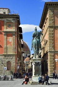 Italie, Toscane, Florence, centre historique classé Patrimoine Mondial de l'UNESCO, le dome de la cathédrale Santa Maria del Fiore vu depuis la Piazza della Santissima Annunziata, au premier plan la statue équestre de Ferdinand Ier de Médicis de Giambologna (Jean de Bologne)