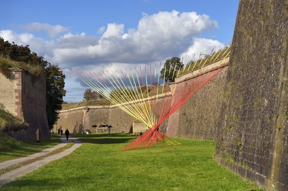 France, Haut-Rhin (68), Neuf-Brisach, ville fortifiée par Vauban, classée Patrimoine Mondial de l'UNESCO, fossé et fortifications entre la Porte de Belfort et la Porte de Colmar, la courtine