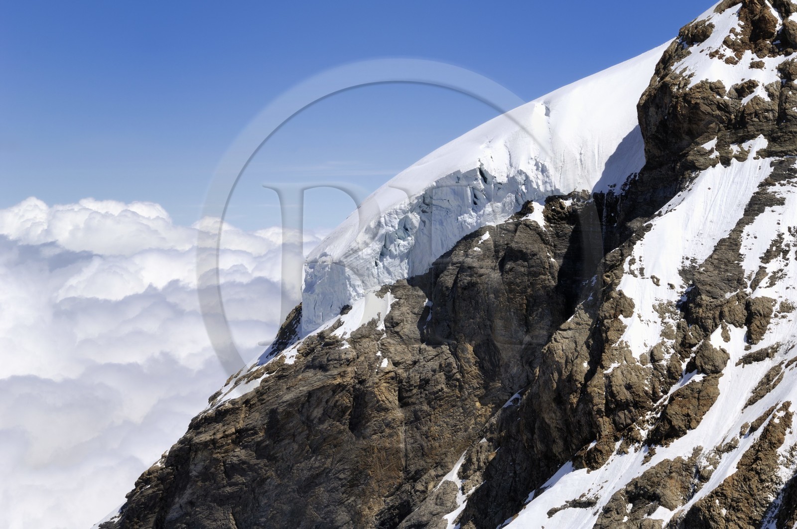Suisse, Canton de Berne, Oberland bernois, massif de la Jungfrau (3 454 m) dit le toit de l' Europe, classé Patrimoine Mondial de l'UNESCO, glacier sur la voie du Nollen sur la montagne de Mönch depuis l'observatoire du Sphinx