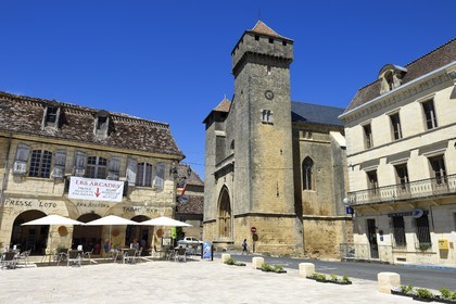France, Dordogne, Perigord Pourpre, Beaumont du Perigord, place Jean Moulin and 13th century Saint-Laurent-et-Saint-Front fortified church in english Gothic style