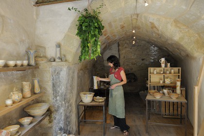 France, Gard (30), région du Pays d'Uzège, Saint-Quentin-la-Poterie, Christine Carotenuto à l'atelier de poterie Les Animals
