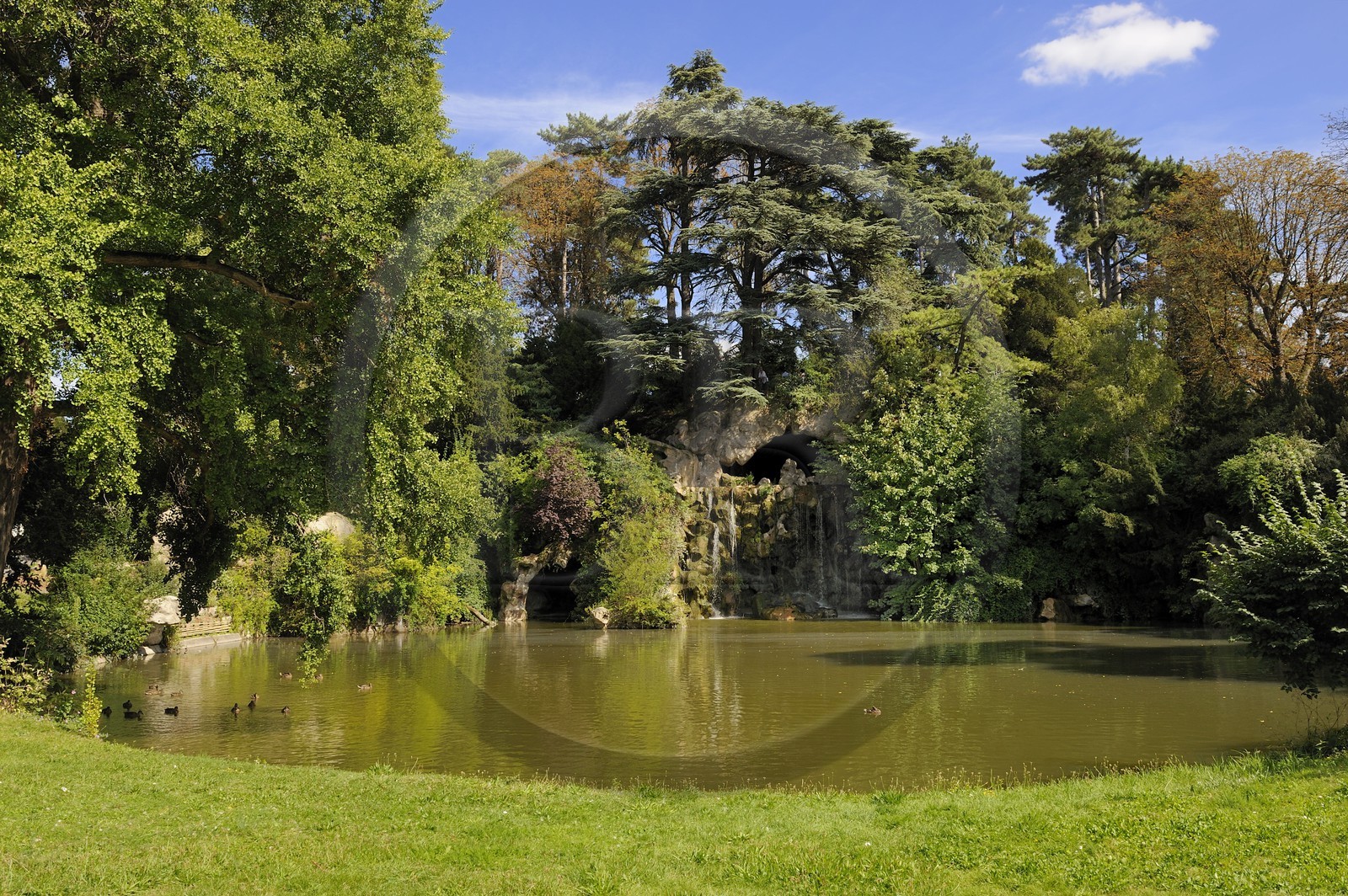 France, Paris (75), le Bois de Boulogne, la Grande Cascade derrière l'Etang des Reservoirs