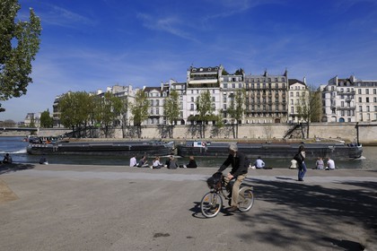 France, Paris (75), les rives de la Seine classées Patrimoine Mondiale de l'UNESCO, Ile Saint-Louis depuis le quai de la Tournelle