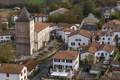 France, Pyrénées-Atlantiques (64), Pays-Basque, Sare, labellisé Les Plus Beaux Villages de France, église fortifiée Saint-Martin (vue aérienne)