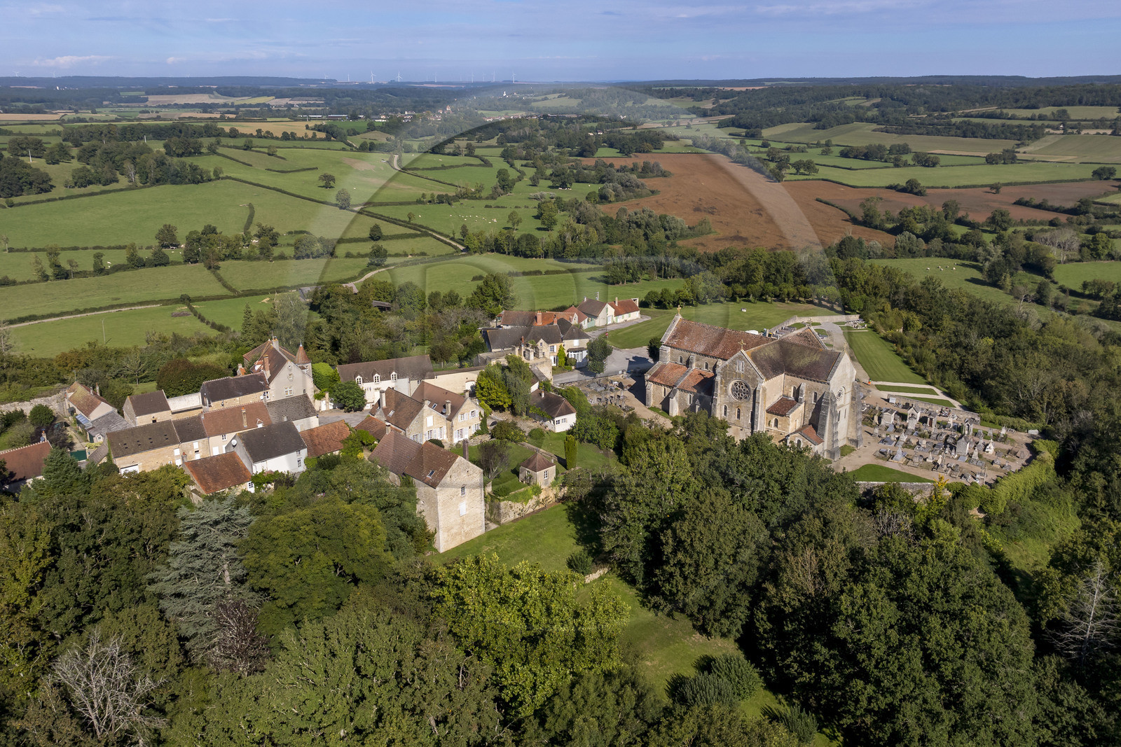 France, Yonne (89), Montréal (Bourgogne), la collégiale Notre-Dame de syle roman du XIIème siècle au sommet du village (vue aérienne)