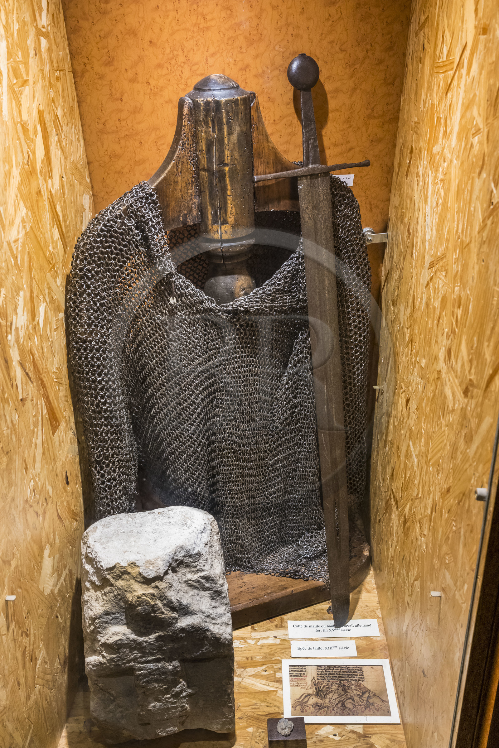 France, Aveyron (12), Causses et les Cévennes, paysage culturel de l'agro-pastoralisme méditerranéen, classés Patrimoine Mondial de l'UNESCO, Sainte-Eulalie-de-Cernon, la Commanderie Templière puis commanderie hospitalière de l'ordre de Saint-Jean de Jérusalem, cotte de mailles en fer ou haube datant de la fin du XVème siècle et épée de taille du XIIIème siècle