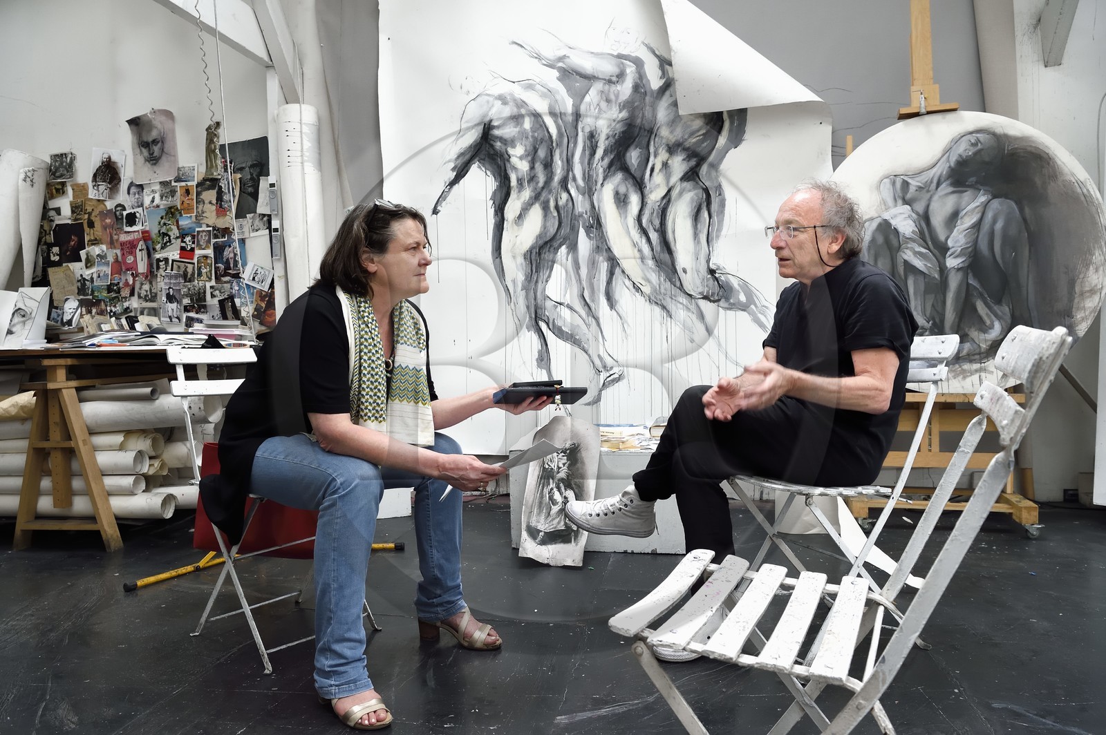 France, Ivry-sur-Seine (94), l'artiste plasticien Ernest Pignon-Ernest dans son atelier, interview de Françoise Monnin pour Artension