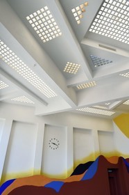 France, Var (83), Hyères, la villa Noailles concue par l'architecte Robert Mallet Stevens, le plafond en pavé de verre de la piscine, la designer Constance Guisset a revisité la pièce