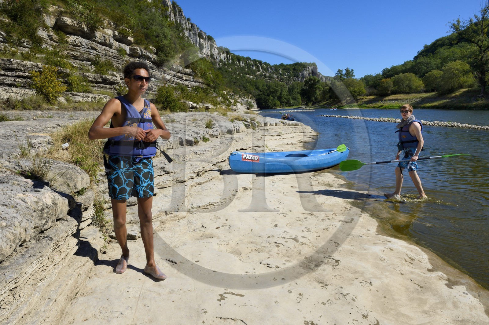 France, Ardèche (07), Balazuc, kayaks descendant la rivière Ardèche entre Balazuc et Pradons