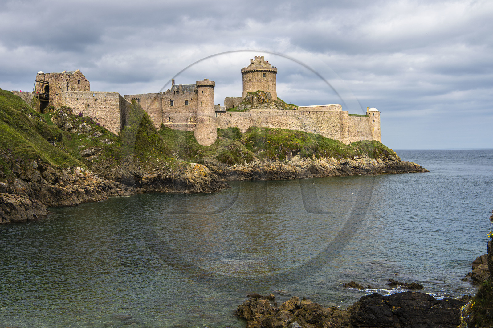France, Ille-et-Vilaine (35), Côte d'Emeraude, Plévenon, petite crique en contrebas du Fort la Latte à la pointe de la Latte