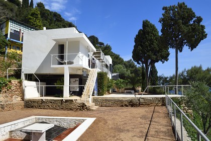 France, Alpes Maritimes (06), Roquebrune-Cap-Martin, Cap Martin, sentier du Buse, Villa E1027 conçue par l'architecte et designer Eileen Gray pour l'architecte Jean Badovici, le solarium au premier plan