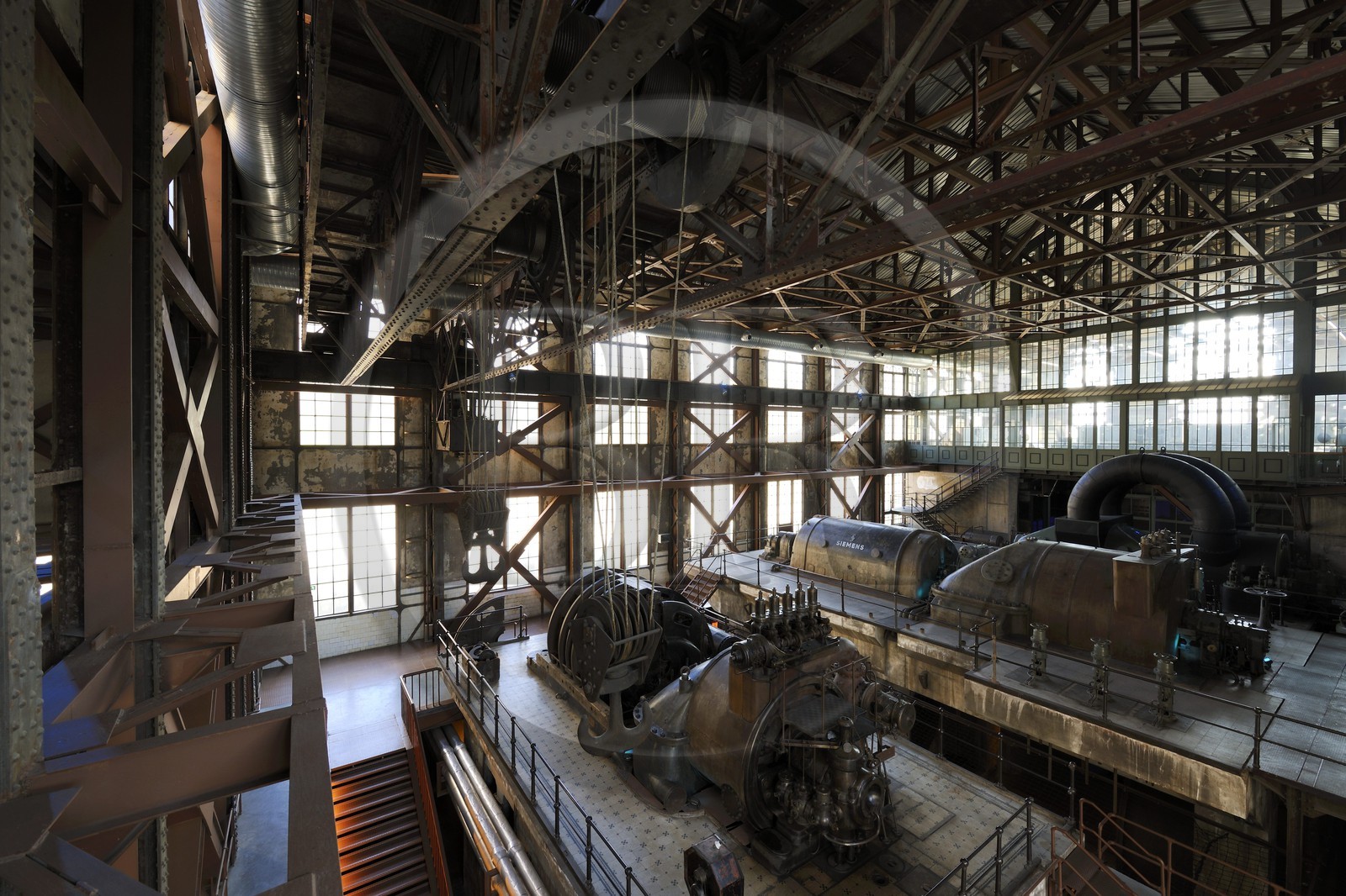 Turquie, Istanbul, l'université et le centre d'art contemporain Santralistanbul des architectes turcs Emre Arolat, Nevzat Sayin, Ihsan Bilgin et Han Tümertekin, l'ancienne centrale thermique de Silahtaraga aménagée par l'architecte Han Tümertekin