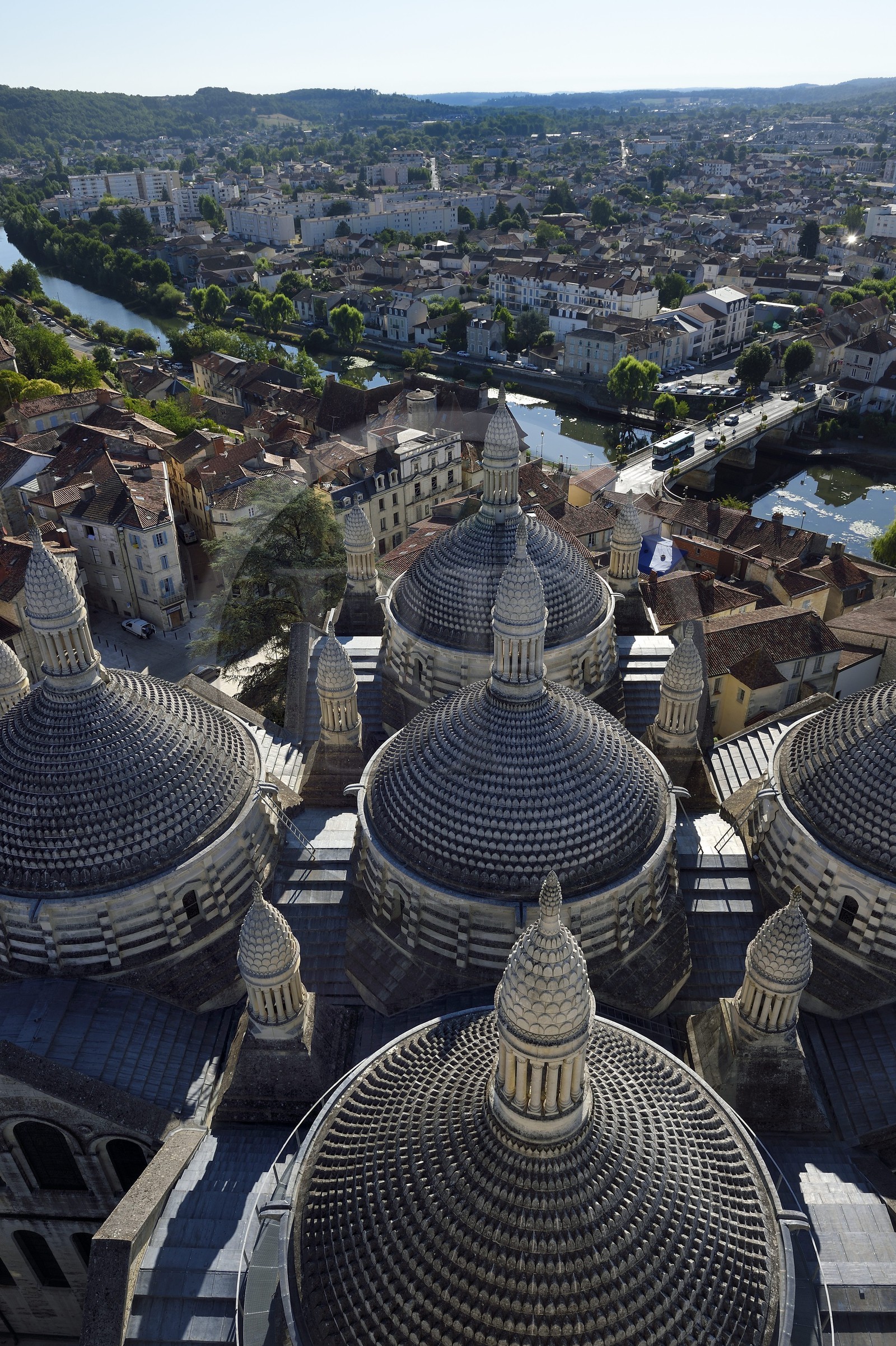 France, Dordogne (24), Périgord Blanc, Périgueux, les coupoles de la Cathédrale Saint-Front, étape sur le chemin de Saint-Jacques-de-Compostelle site classé Patrimoine Mondial de l'UNESCO, et les berges de la rivière l'Isle