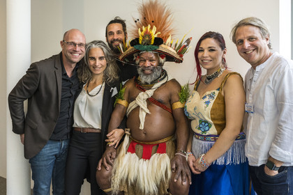 France, Paris (75), siège de l'UNESCO, le chef Papou Mundiya Kepanga et Twyla Edgi Masuzumi représentante de la communauté Dénée du nord-ouest du Canada, avec la productrice Muriel Barra