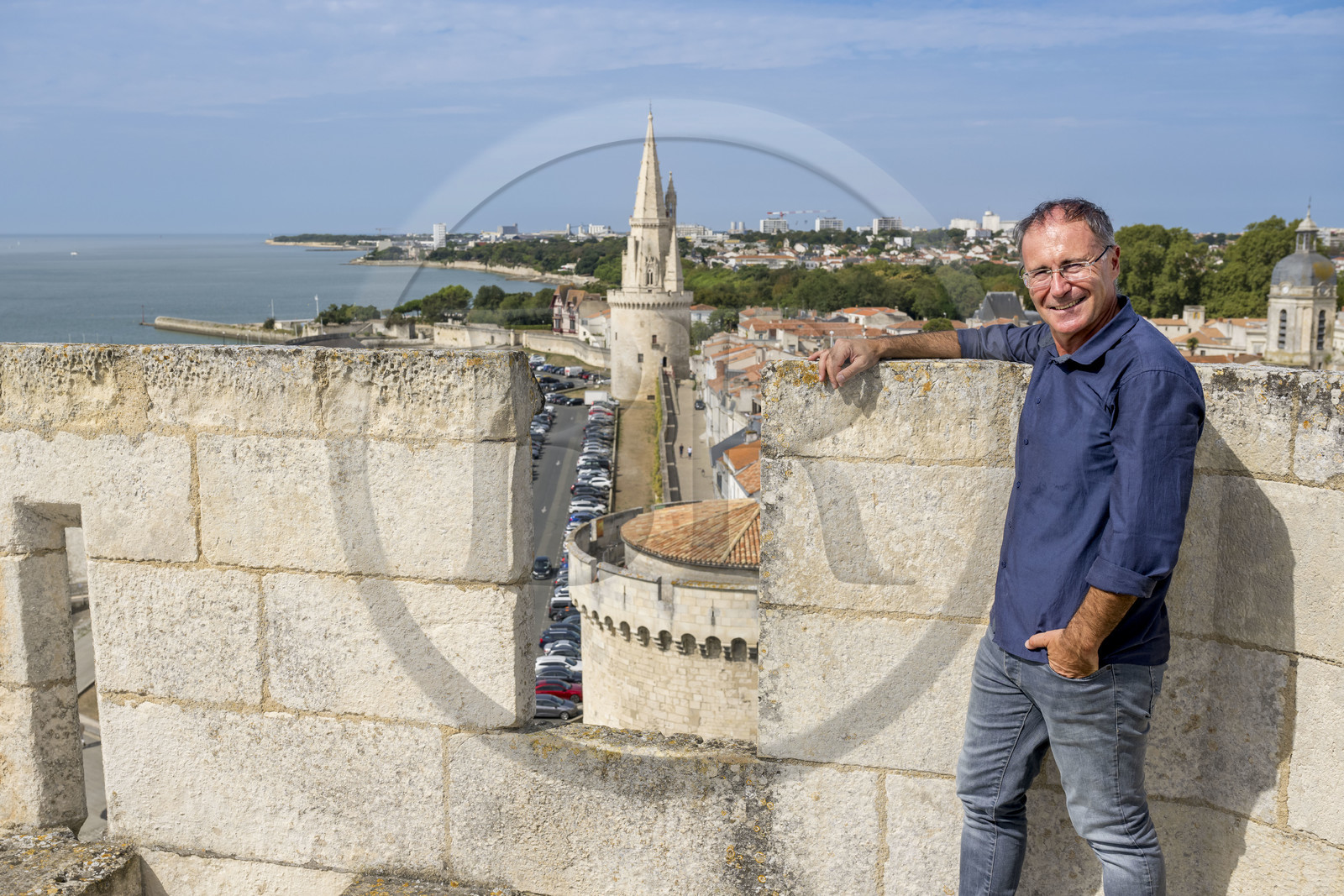 France, Charente-Maritime (17), La Rochelle, l'écrivain et historien local Mickael Augeron au sommet de la Tour Saint-Nicolas et la tour de la Lanterne en arrière plan